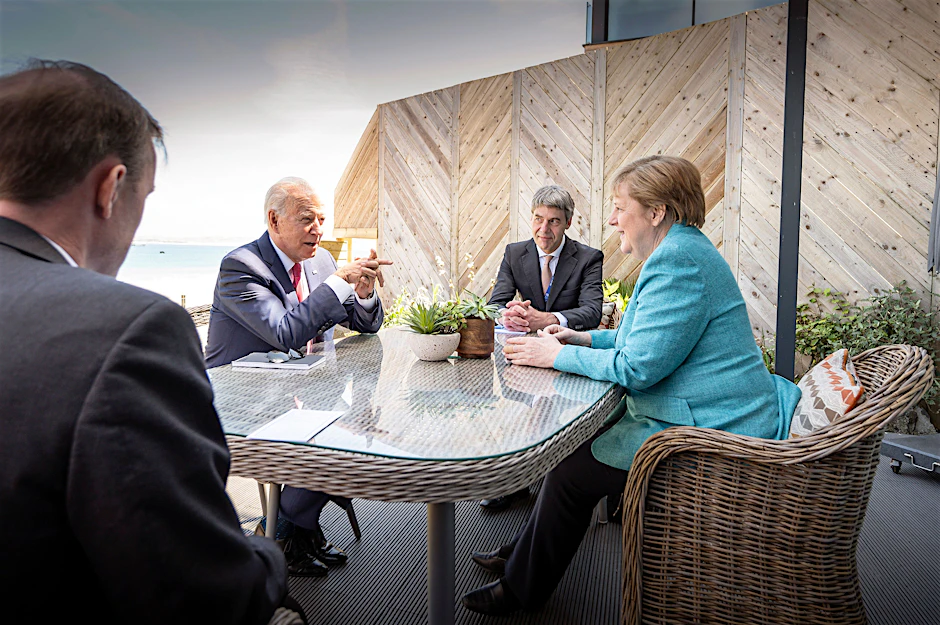 Bundeskanzlerin Angela Merkel (CDU) und US-Präsident Joe Biden (2.v.l.) sitzen zu Beginn ihres Gesprächs am Rande des G7-Gipfels mit ihren außenpolitischen Beratern Jan Hecker (2.v.r.) und Jake Sullivan (l) zusammen.&nbsp;