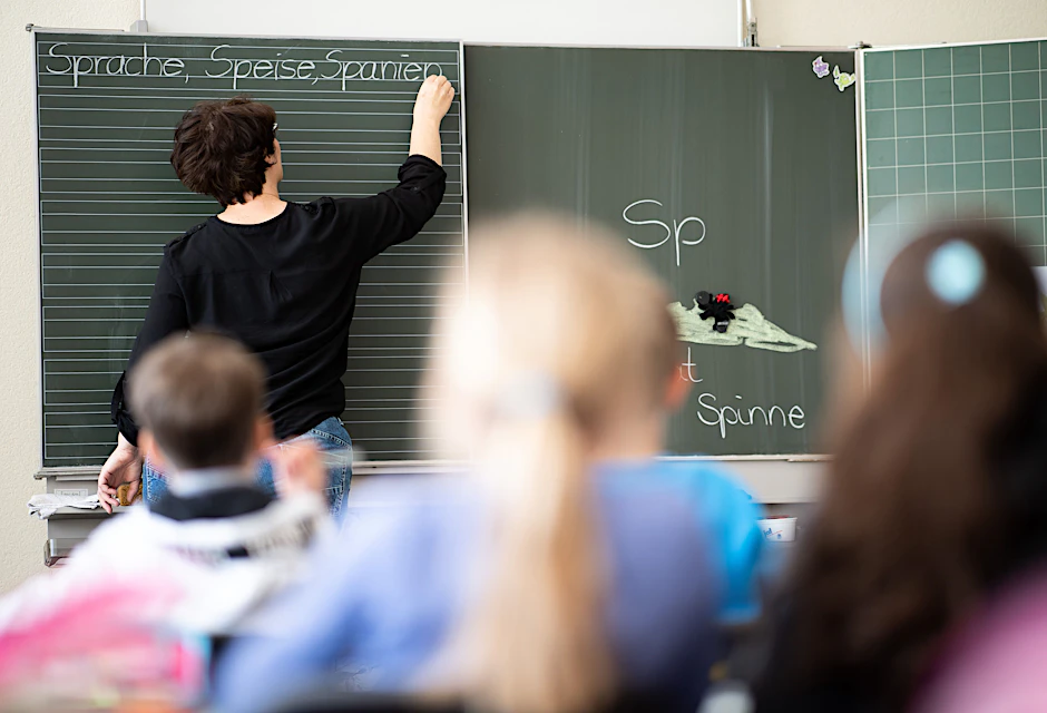 Der Medizinethiker Wolfram Henn fordert eine Impfpflicht für das Personal in Kitas und Schulen (Symbolbild).