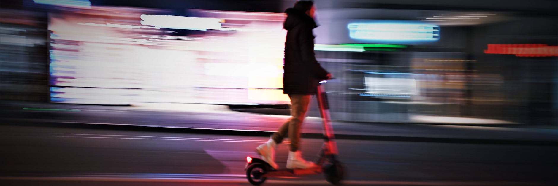Auf dem E-Scooter durch die Nacht: Viele Fahrer haben zu viel getrunken. 