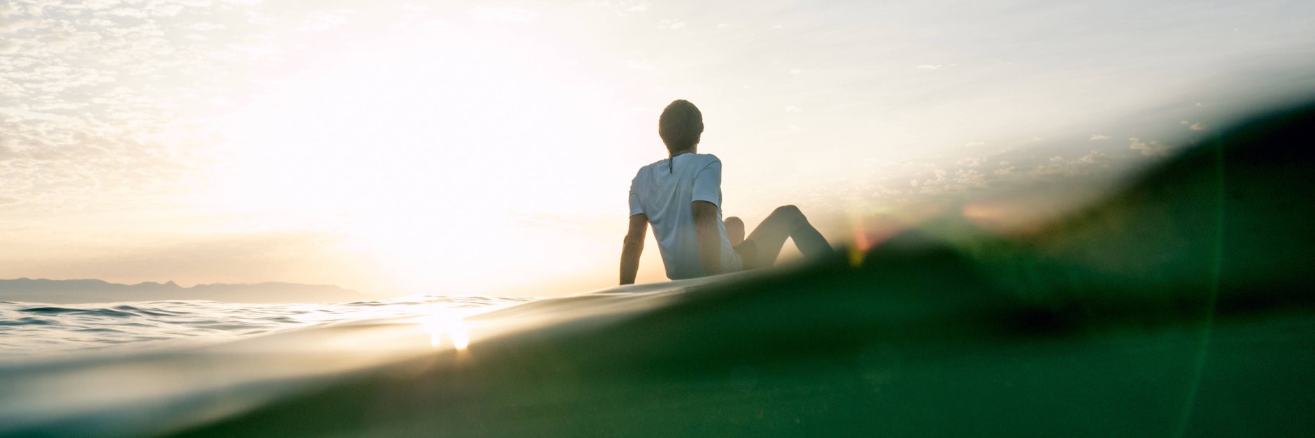 Endlich mal wieder durchatmen: Ein Mann entspannt am Meer.