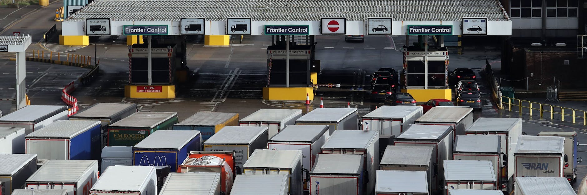 Der Brexit war mit langen Wartezeiten für Lkw-Fahrer verbunden, die aus britischen Häfen aus aufs Festland übersetzen wollten. Oft mit leerem Fahrzeug wegen der überbordenden Zollformalitäten.