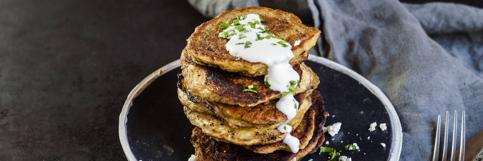Ein Stapel Zucchini-Puffer.