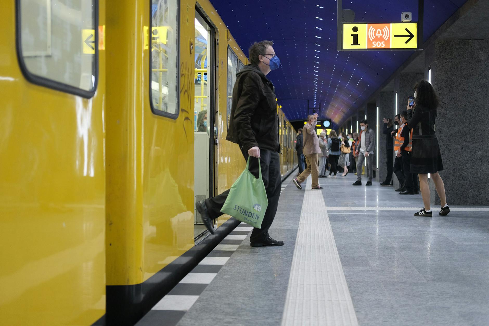 Es gibt sie noch, die Fahrgäste – hier im neuen U-Bahnhof Museumsinsel an der U5 in Mitte, der am Freitag eröffnet wurde. Doch die Zahl der Stammkunden ist deutlich zurückgegangen.