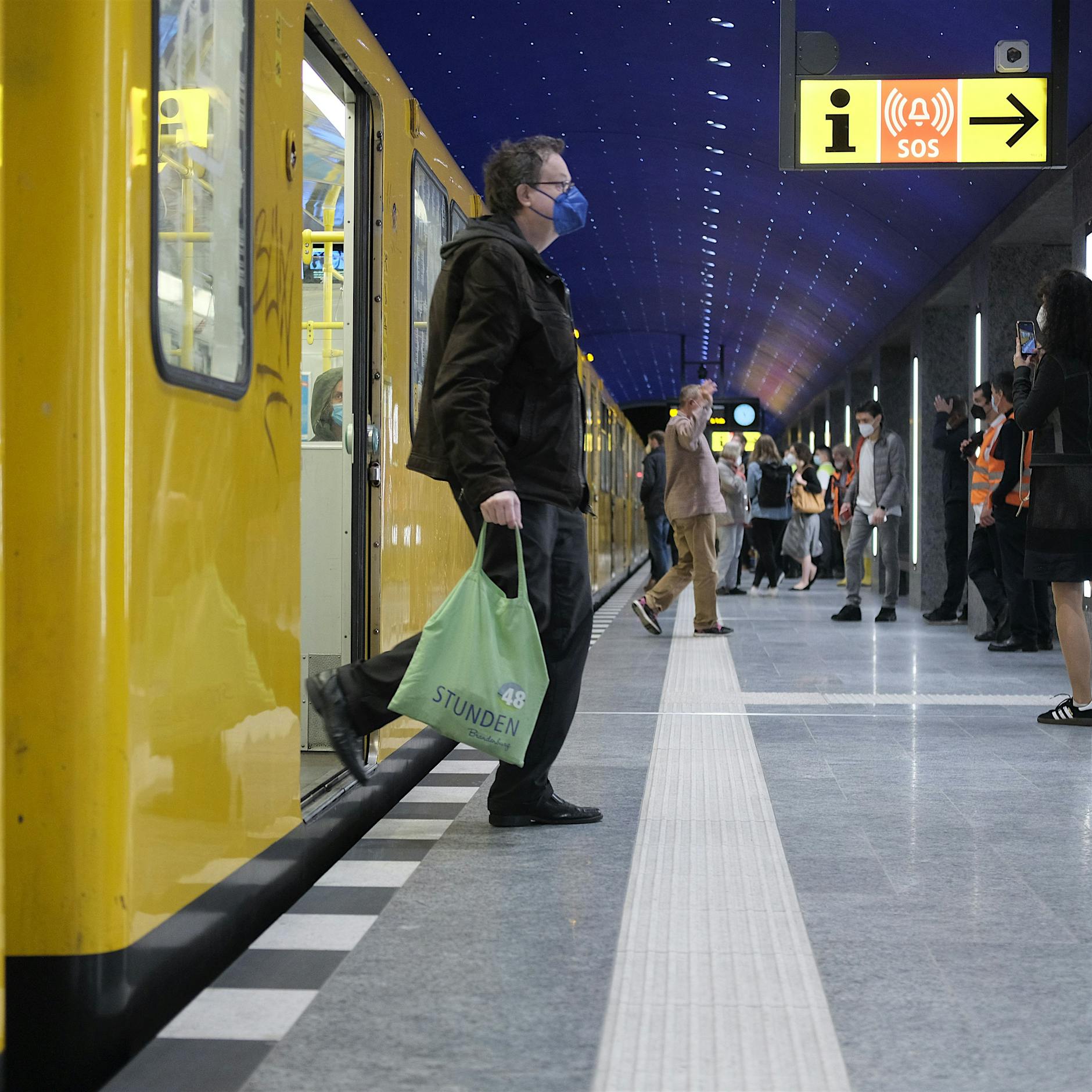 Corona-Krise immer gravierender: Der BVG laufen die Stammkunden weg