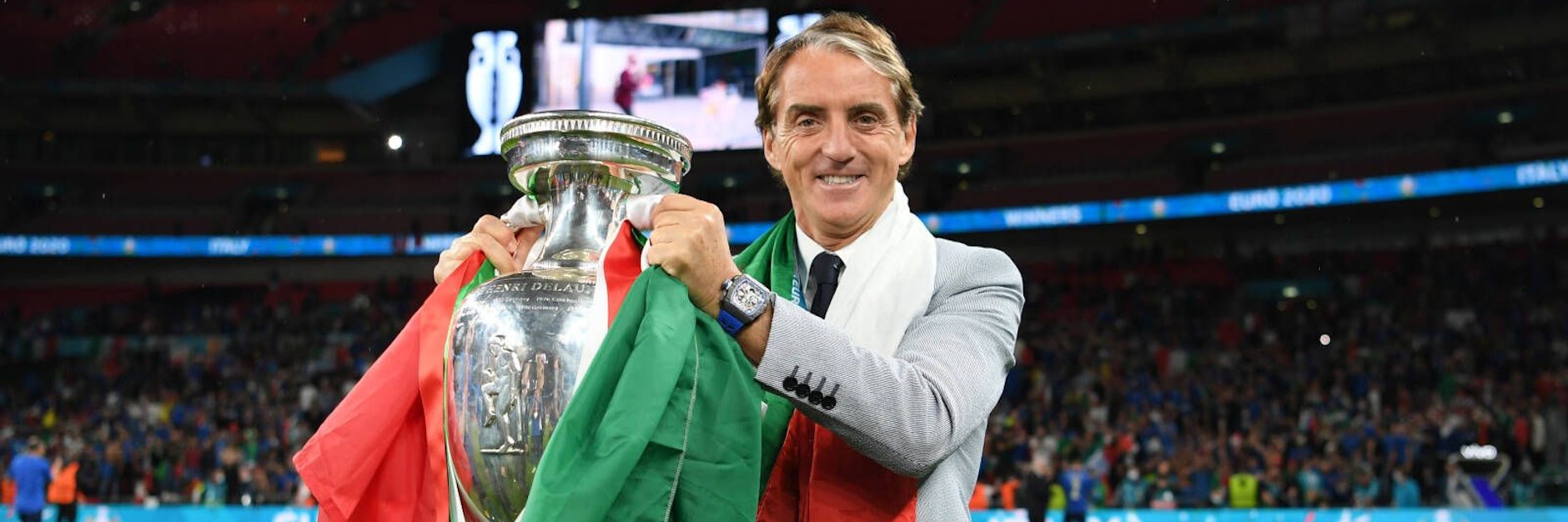 Italiens Trainer  Roberto Mancini  strahlt mit  dem EM-Pokal  um die Wette.