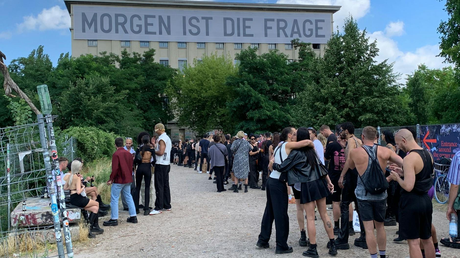 Seit Sonnabend um 13 Uhr ist das Berghain in Berlin wieder geöffnet. Die Einlassschlange reicht fast bis zum Ostbahnhof.