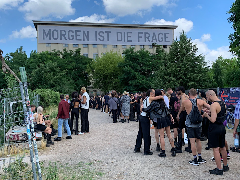 Seit Sonnabend um 13 Uhr ist das Berghain in Berlin wieder geöffnet. Die Einlassschlange reicht fast bis zum Ostbahnhof.