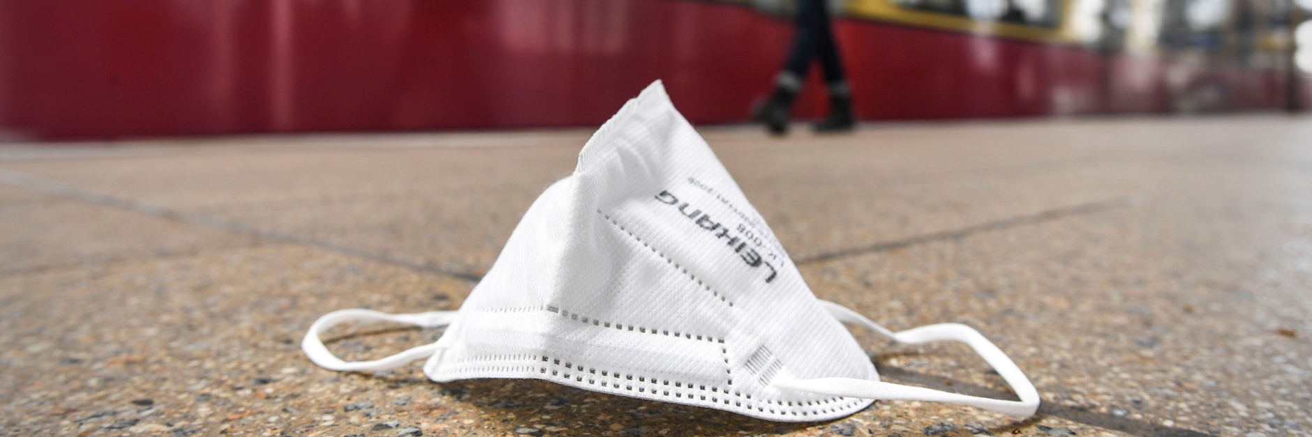 Die hat jemand vergessen... Eine FFP2-Maske liegt in einem Berliner S-Bahnhof auf dem Boden.
