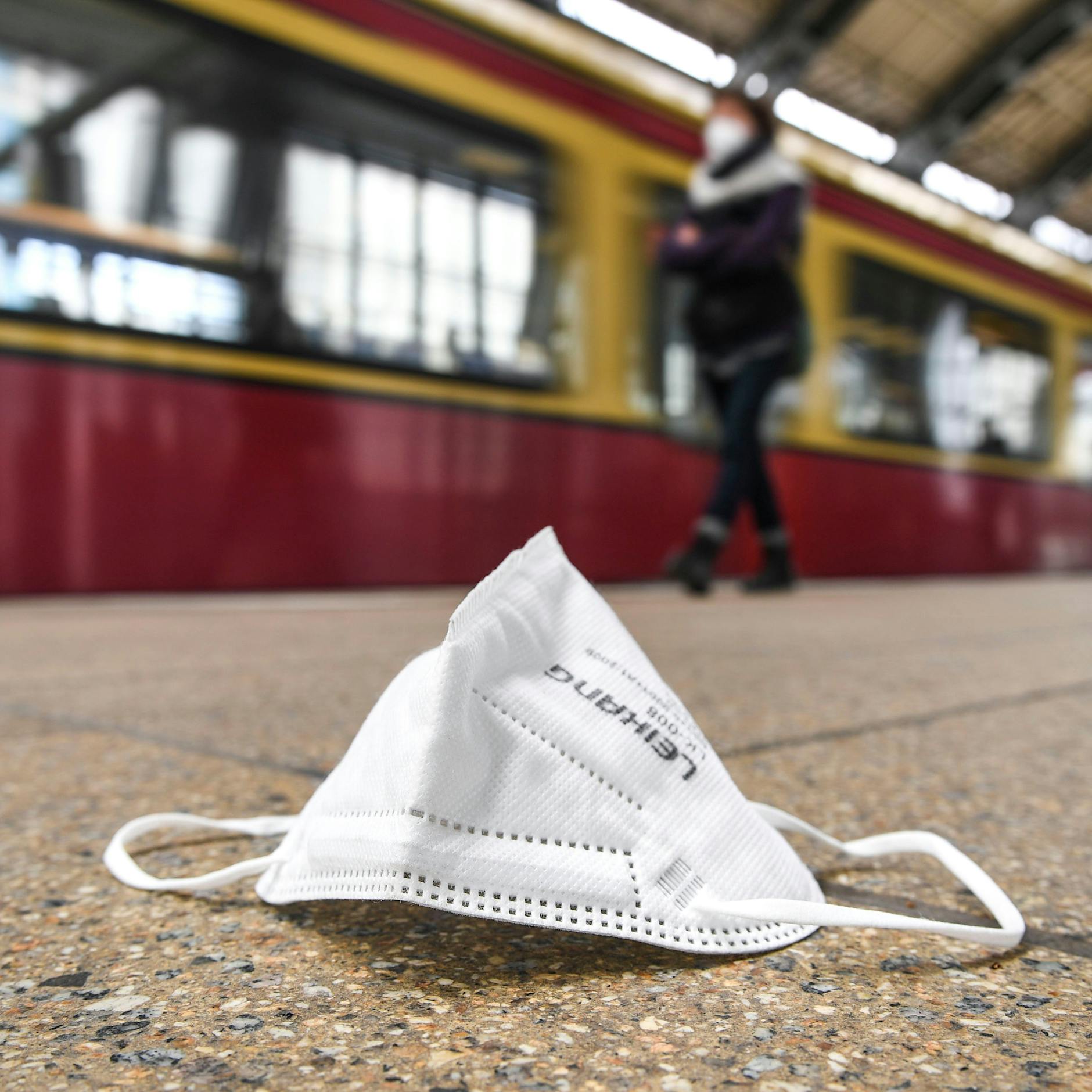 Trotz sinkender Corona-Ansteckungszahlen: DARUM gilt in Bus und Bahn weiterhin die FFP2-Maskenpflicht!