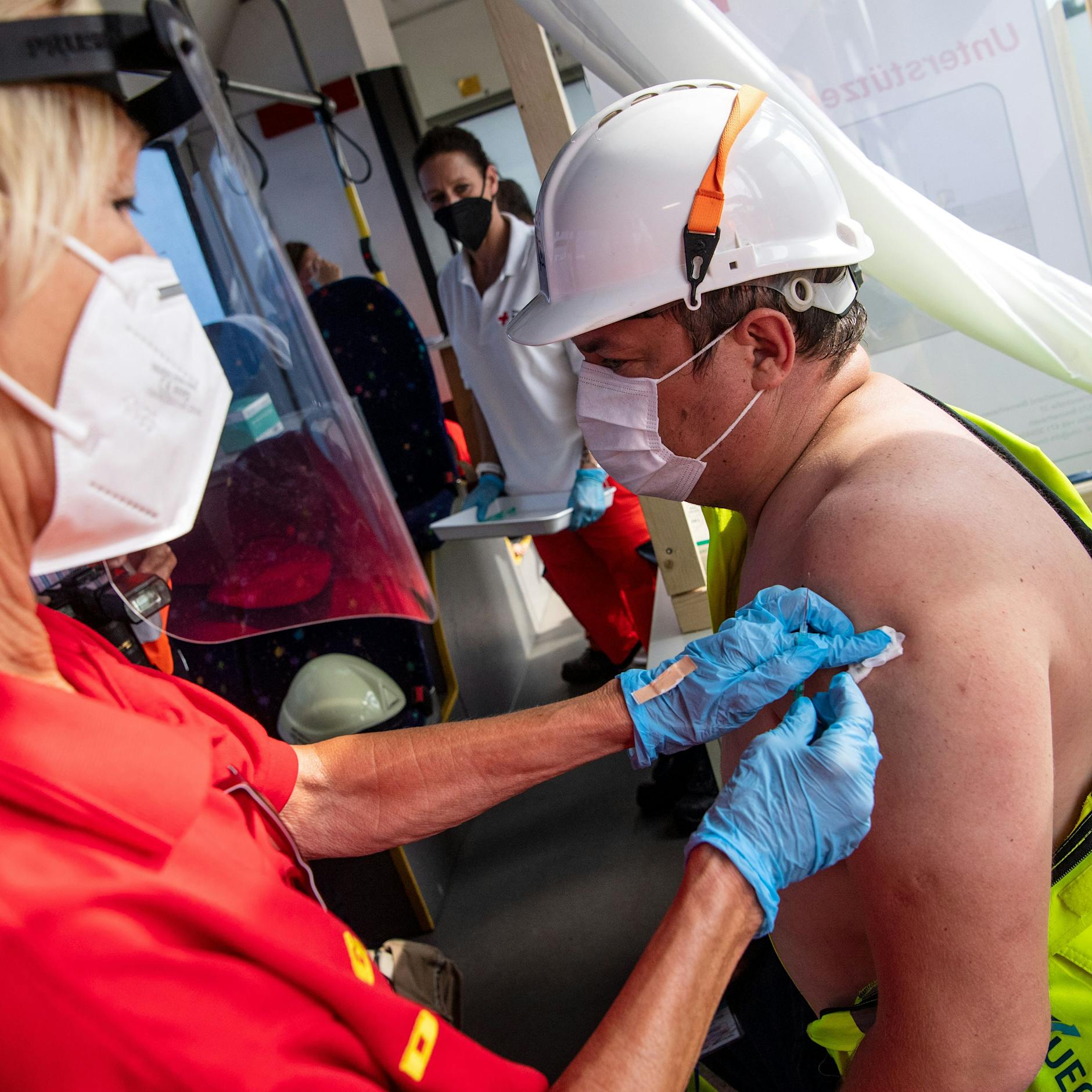 Corona-Tests könnten bald wieder kostenpflichtig werden! Kommt die Impfpflicht durch die Hintertür? Diese drei Länder haben sie bereits