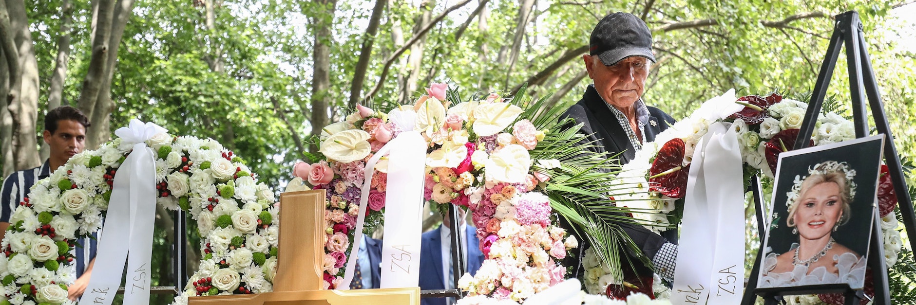 Prinz Frédéric von Anhalt, der letzte Ehemann von Zsa Zsa Gabor, richtet einen Kranz bei der Urnenbeisetzung der Hollywood-Diva am Ehrengrab auf dem Kerepescher Friedhof.&nbsp;