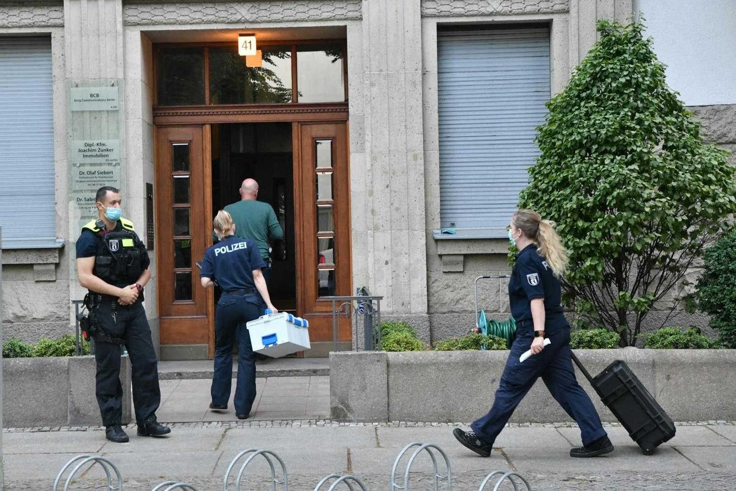 Die Polizei am Tatort: In einem Wohnhaus in der Schlüterstraße in Charlottenburg soll ein Pfleger eine 92-jährige Frau getötet haben. Der Mann wurde festgenommen.