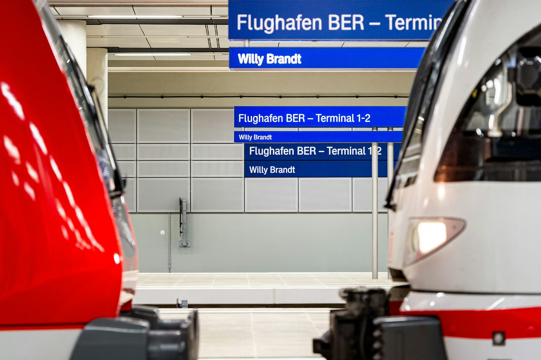 Am 25. Oktober 2020 wurde der unterirdische Bahnhof unter dem BER-Terminal 1 eröffnet. Ein Regionalexpresszug (l.) und ein Intercity der Deutschen Bahn  trafen sich dort.