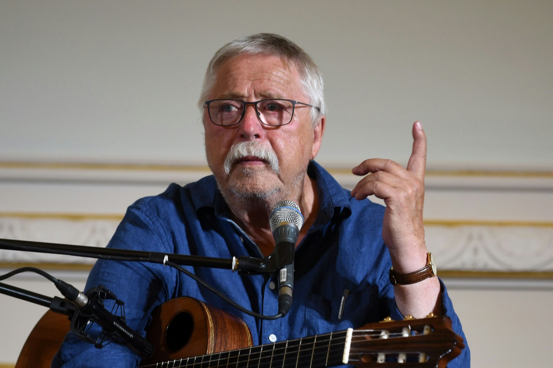 Wolf Biermann bei seinem kleinen Konzert im Rahmen des Festakts in der Staatsbibliothek Unter den Linden.<br>