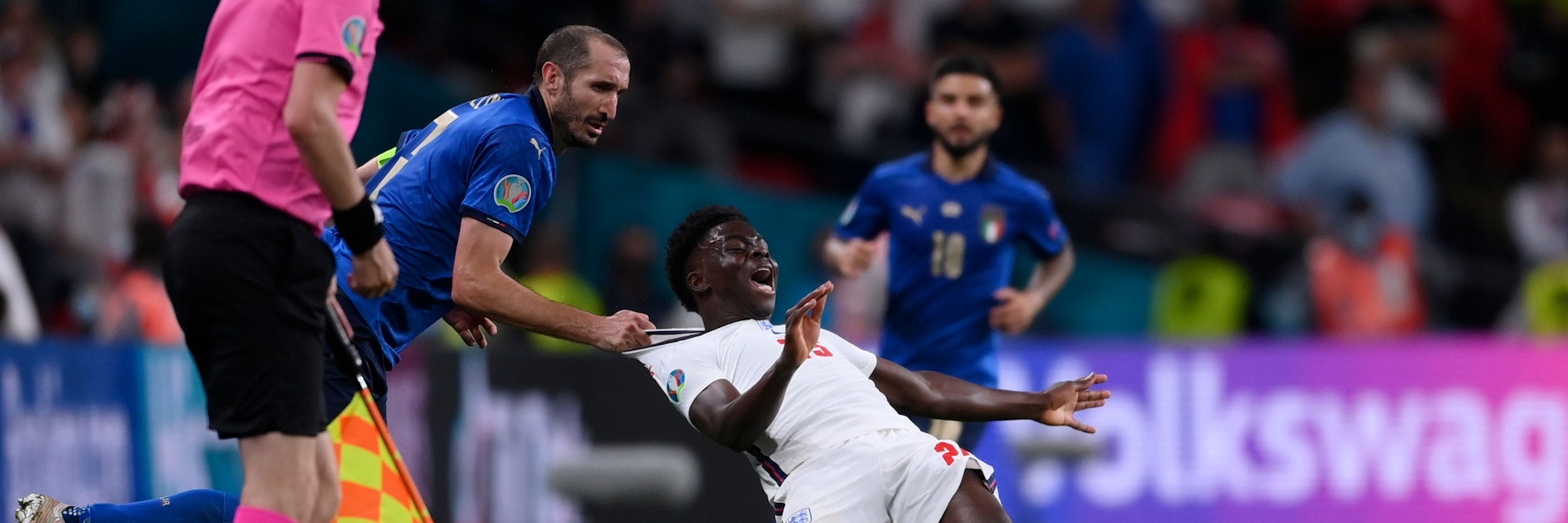 Italiens Chiellini stoppt Bukayo Saka nicht regelkonform.