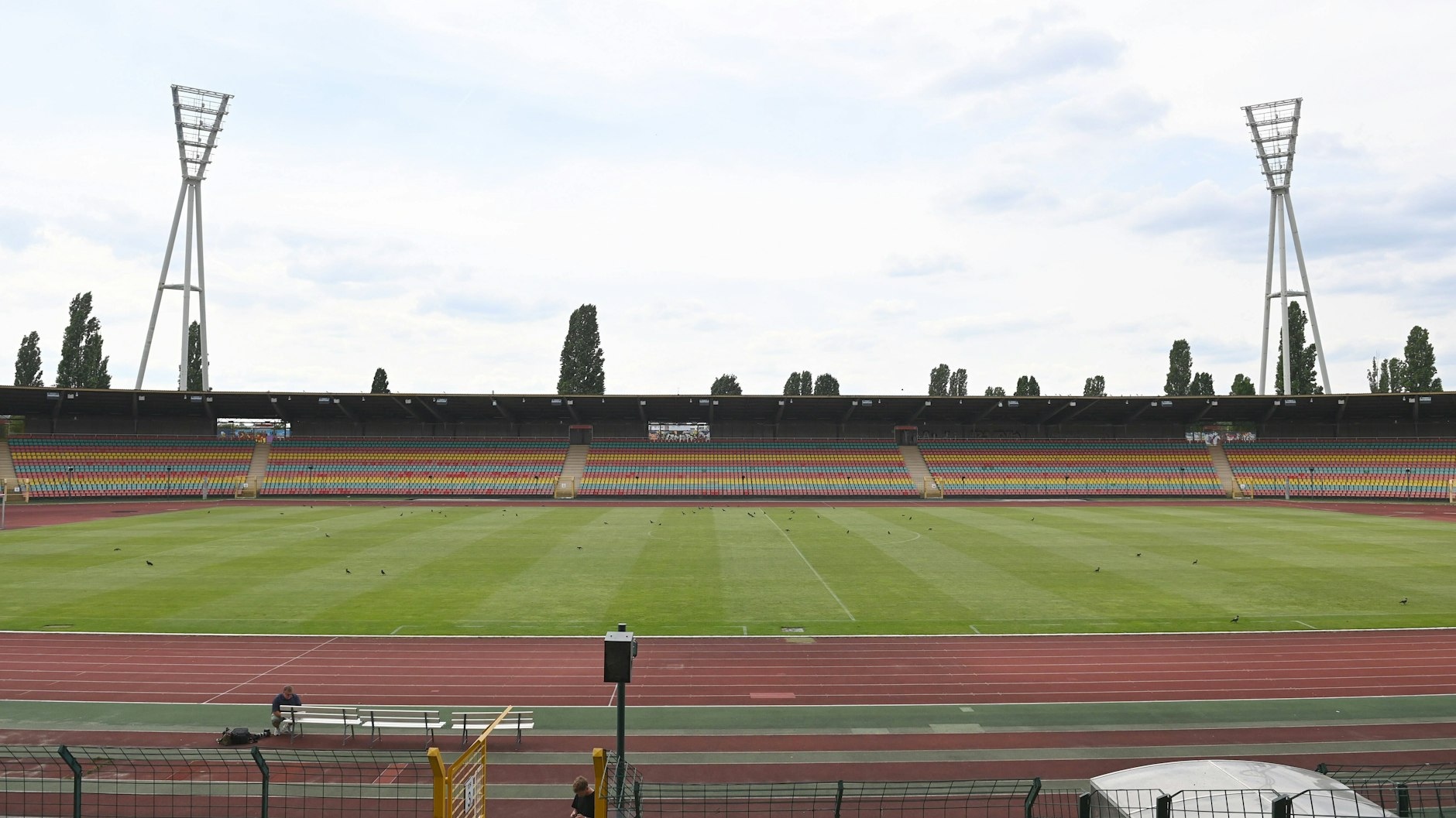 Das Jahnstadion in Prenzlauer Berg beheimatet künftig den Fußball-Drittligisten Viktoria 1889 und die Footballer von Berlin Thunder.
