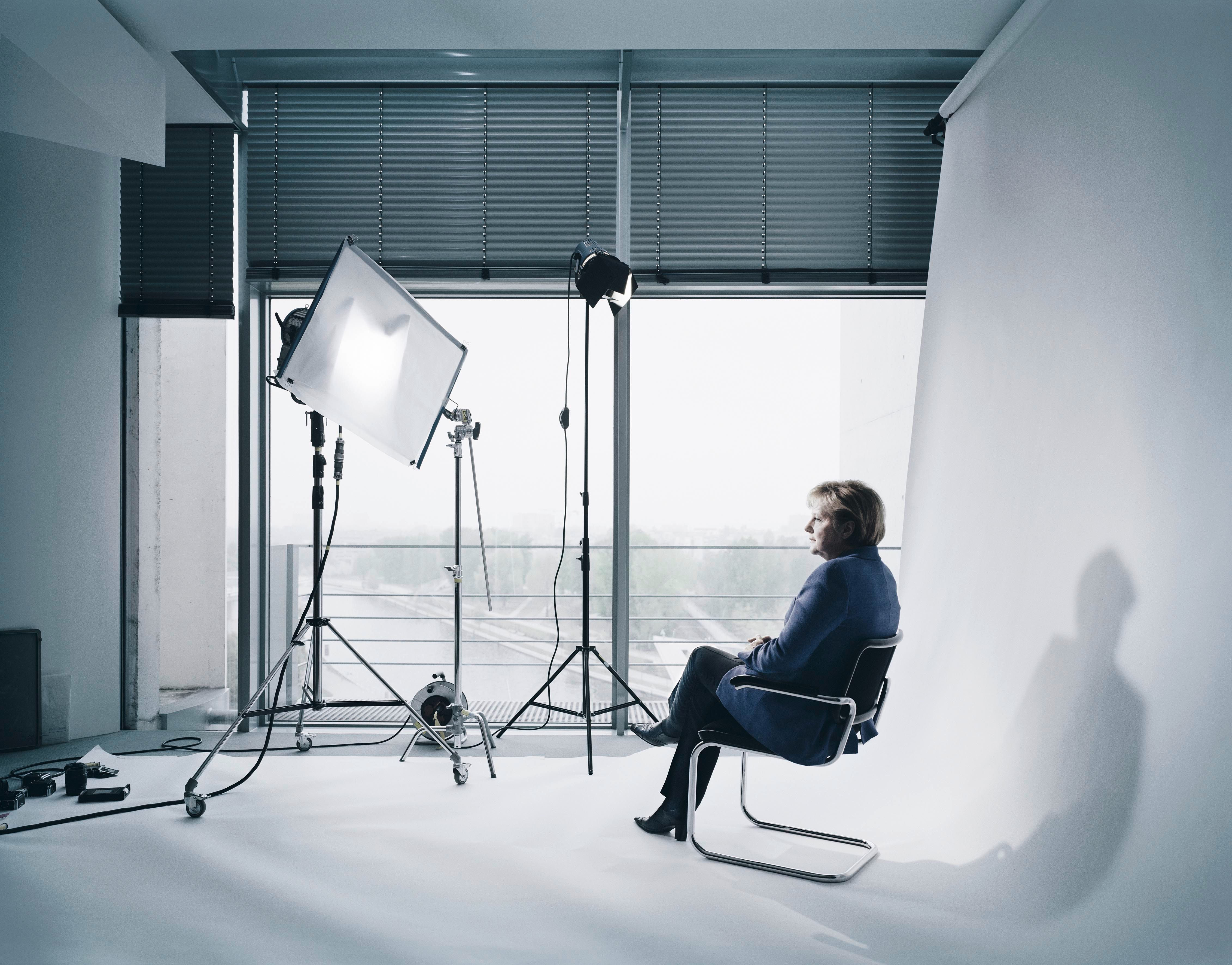 Image - Kanzlerinnen-Dämmerung: Angela Merkel vor der Kamera von Andreas Mühe