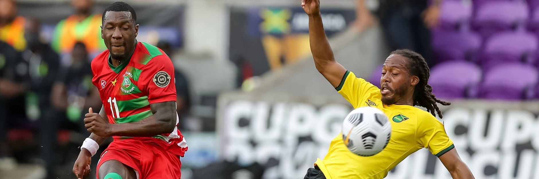 Unions Sheraldo Becker - hier im Zweikampf mit Jamaikas Daniel Johnson - hatte beim Auftakt des Gold Cups kein Glück. Suriname unterlag den Reggae Boyz mit 0:2.&nbsp;