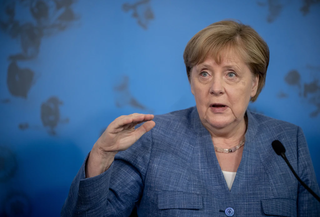Merkel und Spahn beim RKI: Merkel erteilt Corona-Impfpflicht Absage