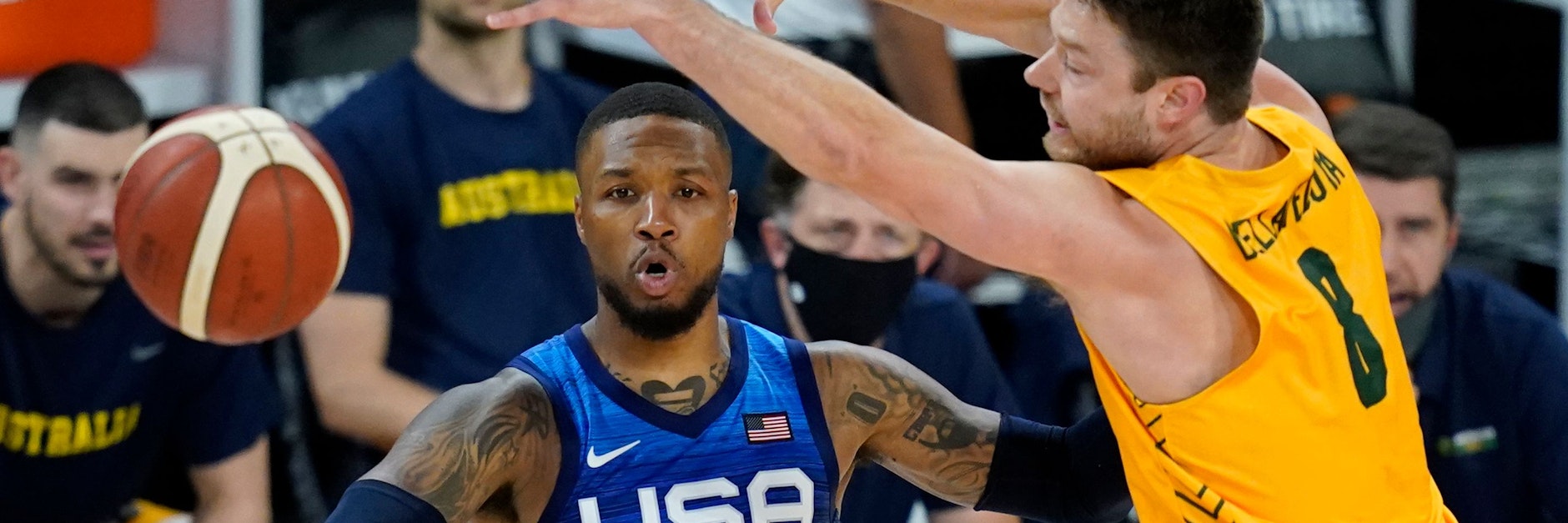 Schwupps, da war der Ball weg: Die USA, hier&nbsp;Damian Lillard (30/Portland), verlieren auch das zweite Testspiel vor Olympia gegen Australien.&nbsp;