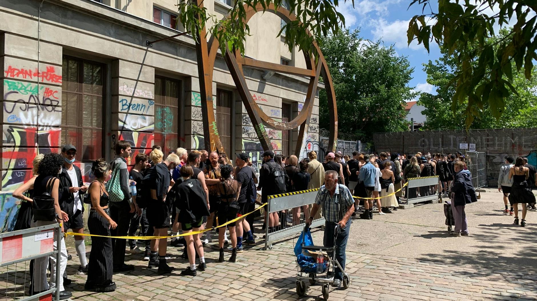 Wer am Techno-Club Berghain ansteht, um draußen zu tanzen, schwitzt im Gesicht.