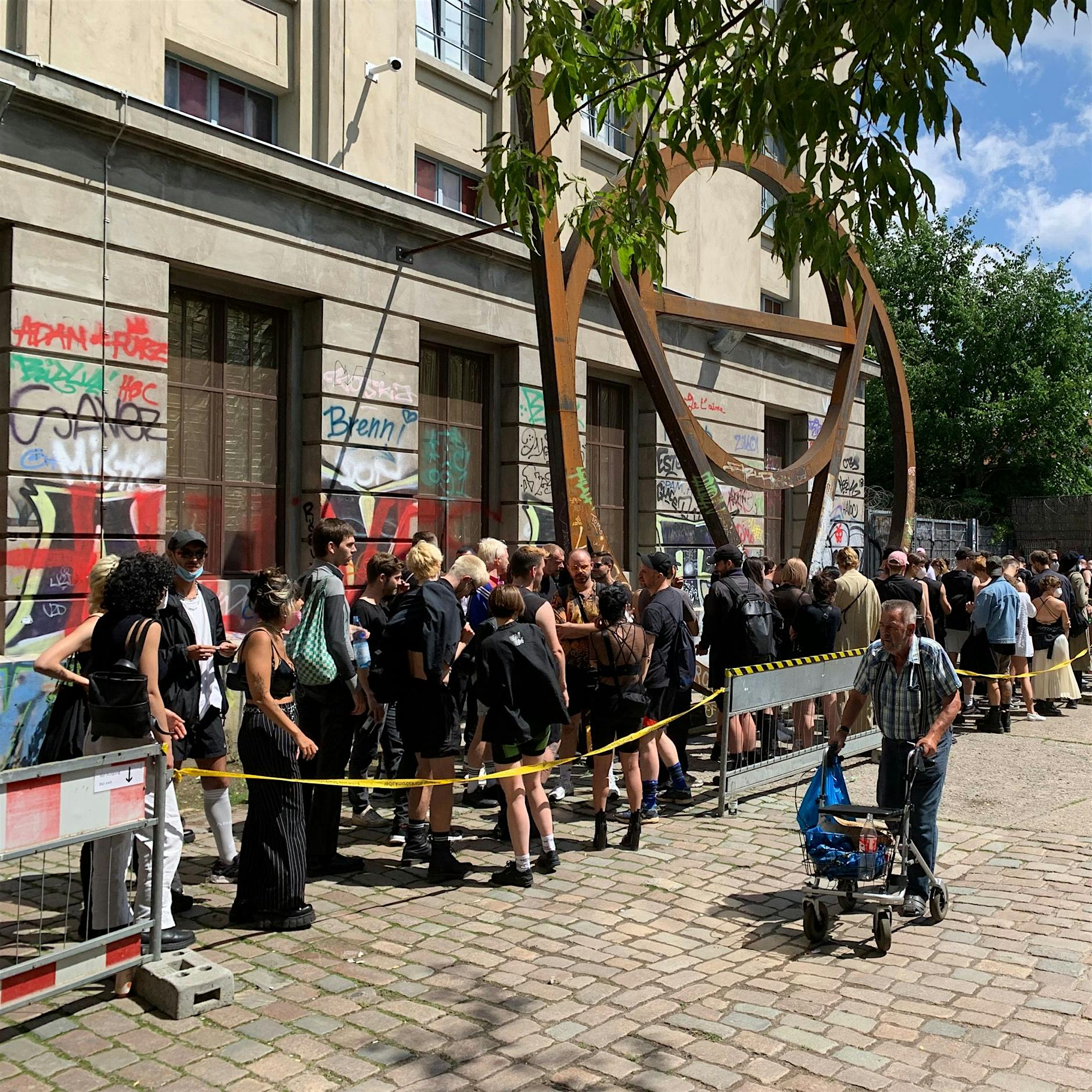 Bunte Masken für den Auftritt im Berghain