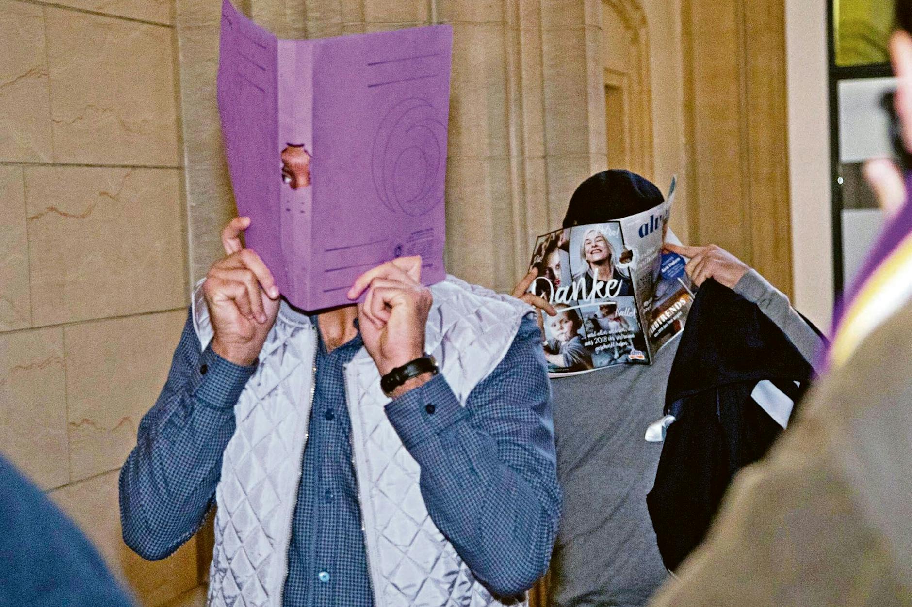 Zwei der Angeklagten im Prozess um die gestohlene Goldmünze „Big Maple Leaf“. Die Münze im Wert von 3,75 Millionen Euro war im März 2017 aus dem Bode-Museum gestohlen worden.<br> 