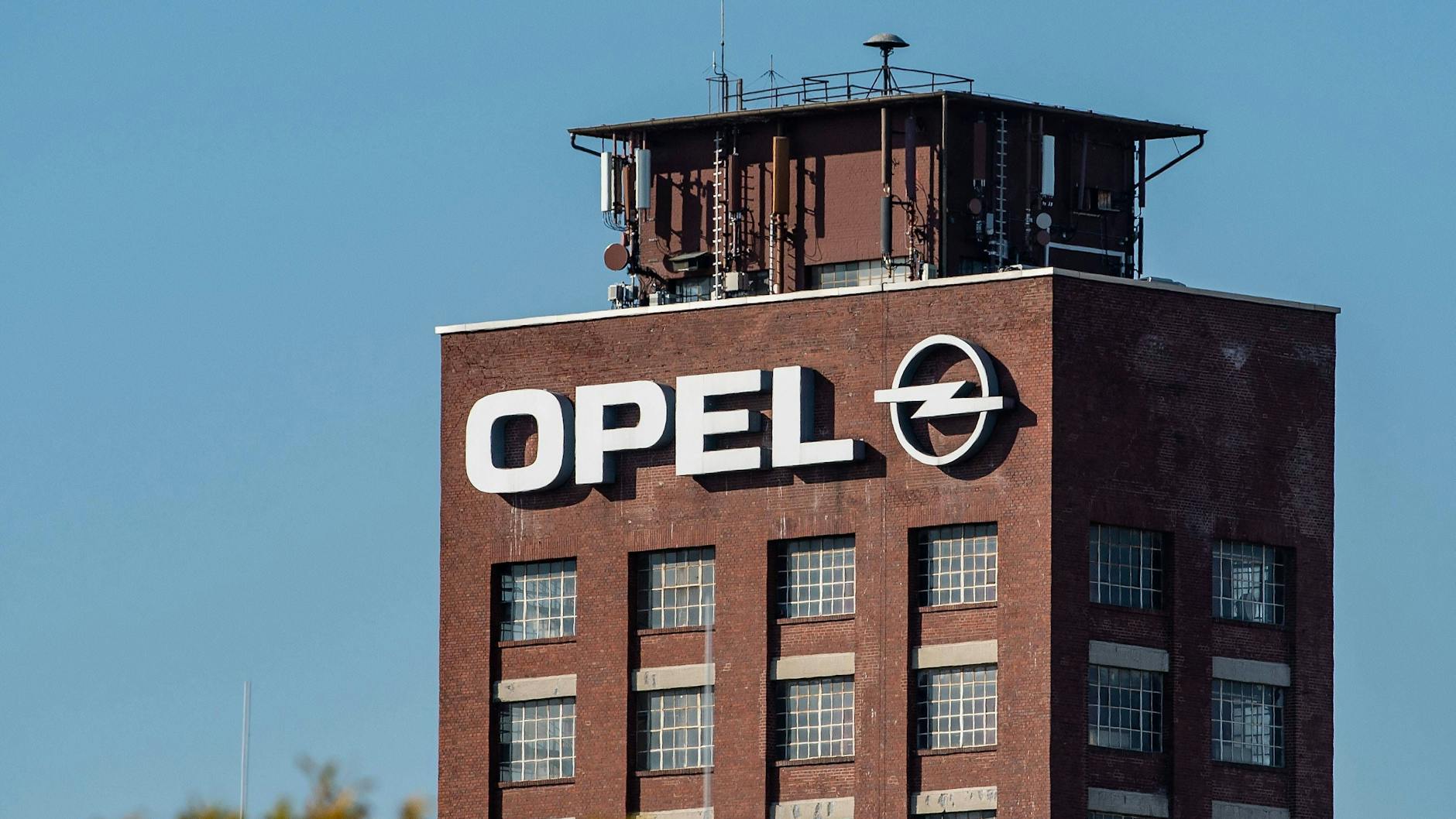 Opels Blitz-Logo am Stammwerk Rüsselsheim