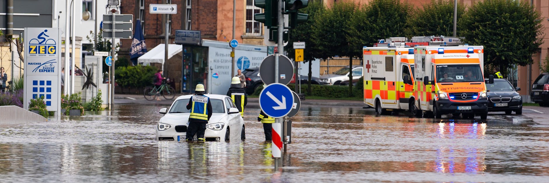 Überschwemmungen im bayerischen Ansbach am Freitag: In weiten Teilen Westdeutschlands drohen sintflutartige Regenfälle. Auch im Osten werden Unwetter erwartet.