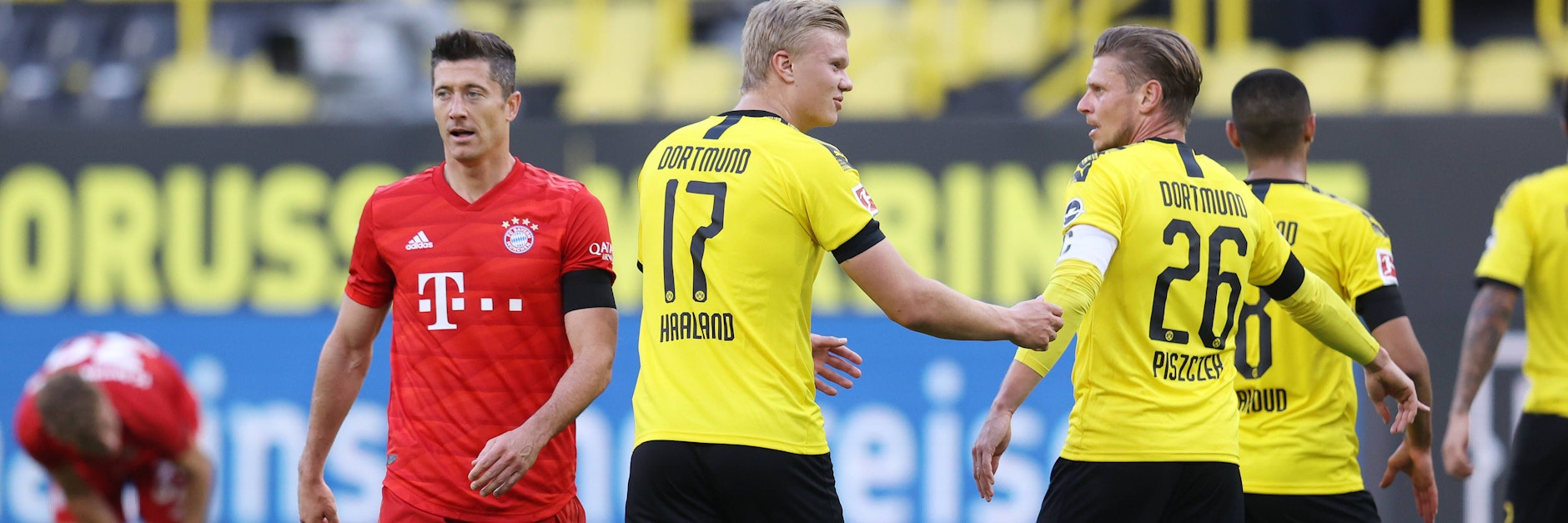 Erling Haalnd (M.) soll bei Bayern eigentlich Ersatz für Robert Lewandowski (l.) werden. Doch jetzt funkt Chelsea dazwischen.&nbsp;