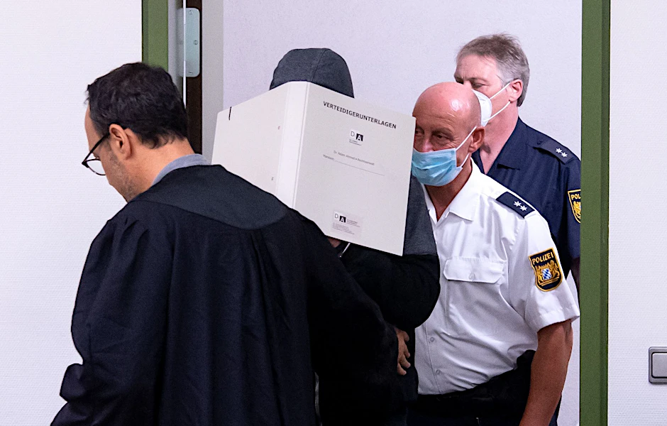 Der 45-jährige Sexualstraftäter vor Prozessbeginn im Landgericht im Verhandlungssaal.