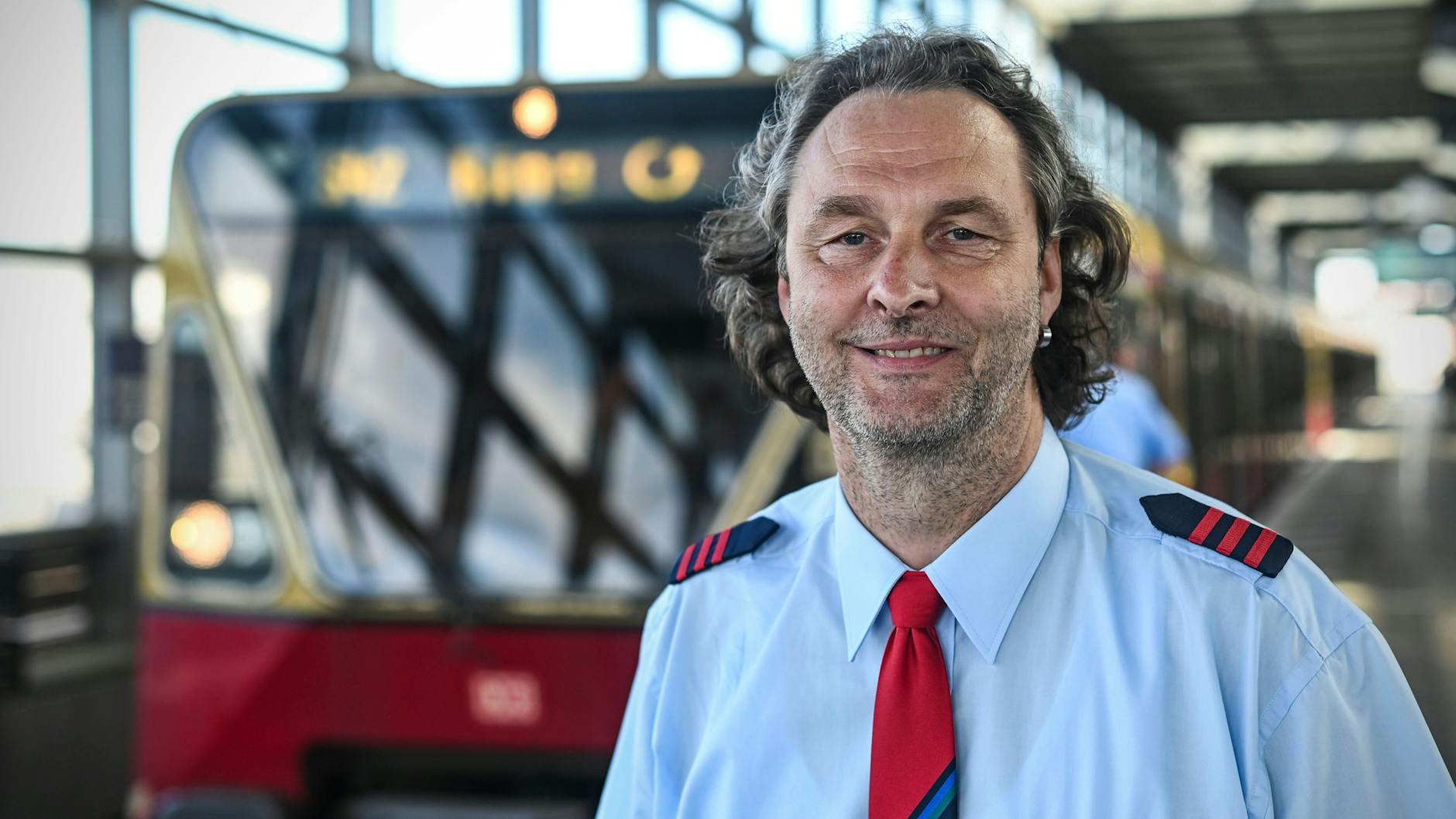 Startklar für die Berlin-Umrundung: René Röther auf dem Ringbahnsteig im Bahnhof Südkreuz. 