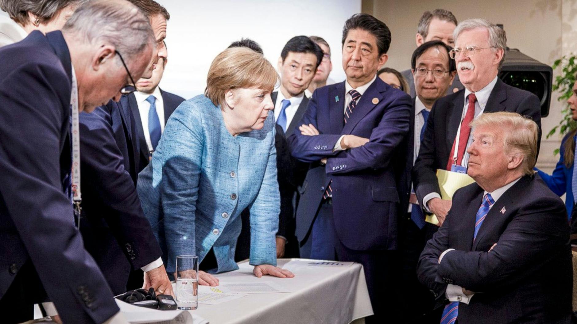 Donald Trumps Körperhaltung gegenüber Merkel 2018 beim G7-Treffen in Kanada zeigt Ablehnung: Erzähl du mal, ist mir egal.