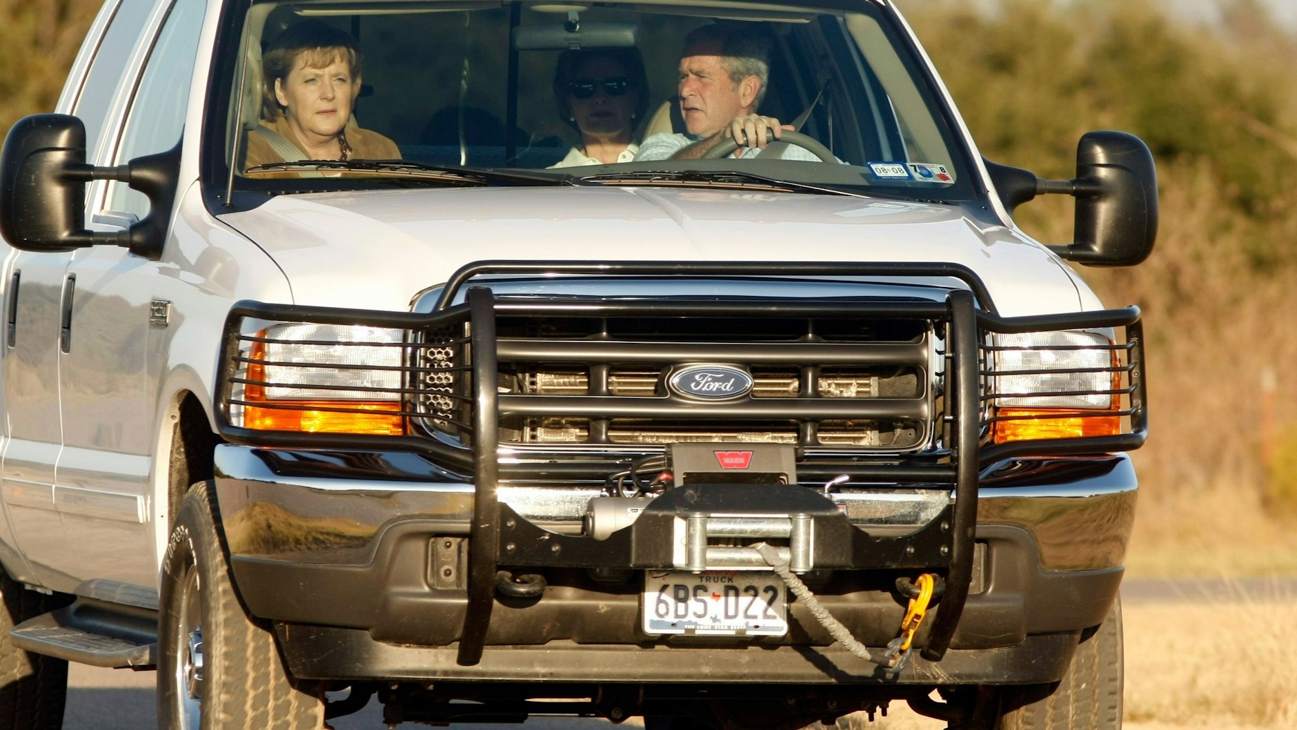 Guck mal, Angie, so groß ist meine Ranch: George W. Bush fuhr die Kanzlerin im Pick-up in Texas herum.