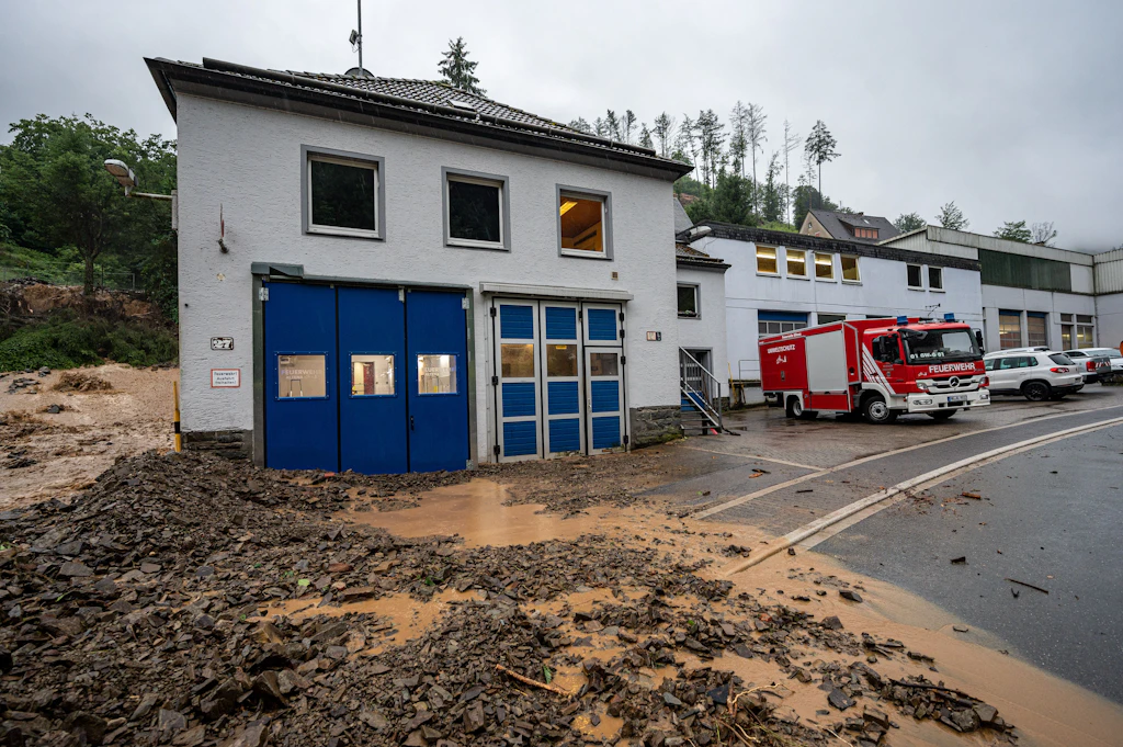 Feuerwehrmann ertrinkt bei Rettungsarbeiten nach Starkregen in NRW