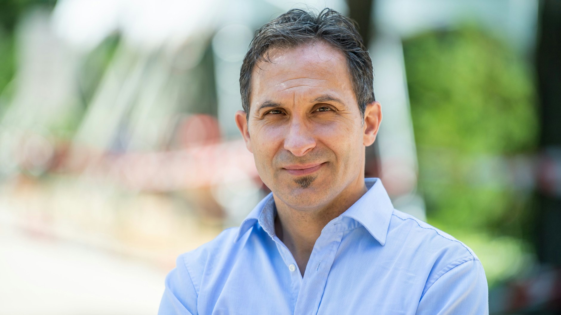 Nicolai Savaskan, Leiter des Gesundheitsamts Neukölln, steht bei einer Impfstelle auf dem Gelände des Bezirksamts Neukölln.