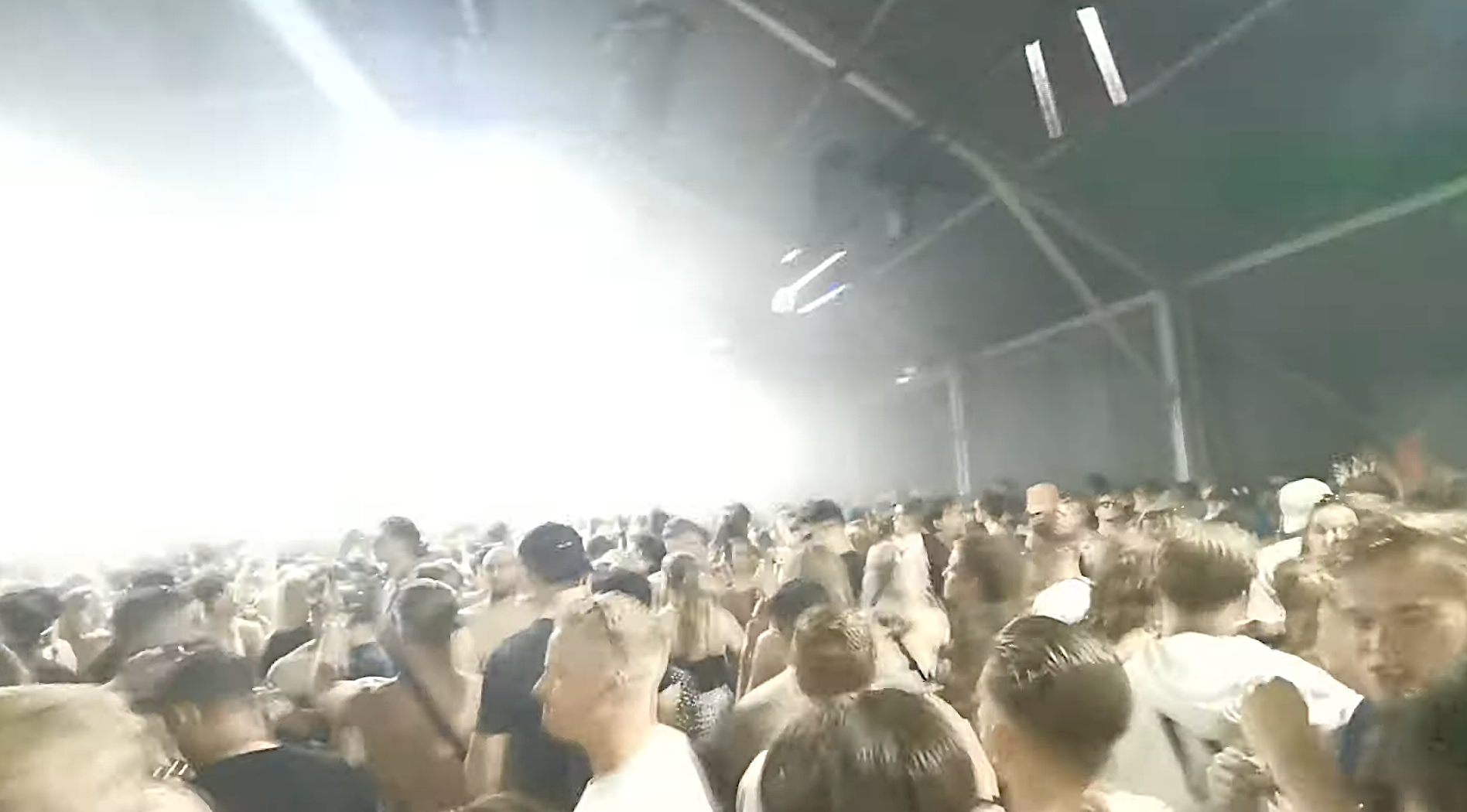 Image - Mehr als 1000 Besucher auf Openair-Festival mit Corona infiziert: Veranstalter geschockt – Bilder im Netz zeigen Gedränge vor der Bühne