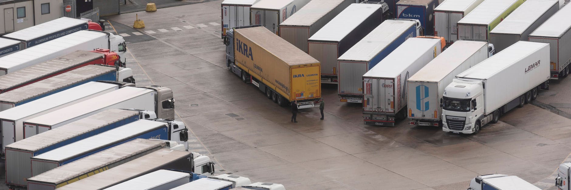 Lkw im britischen Hafen Dover.