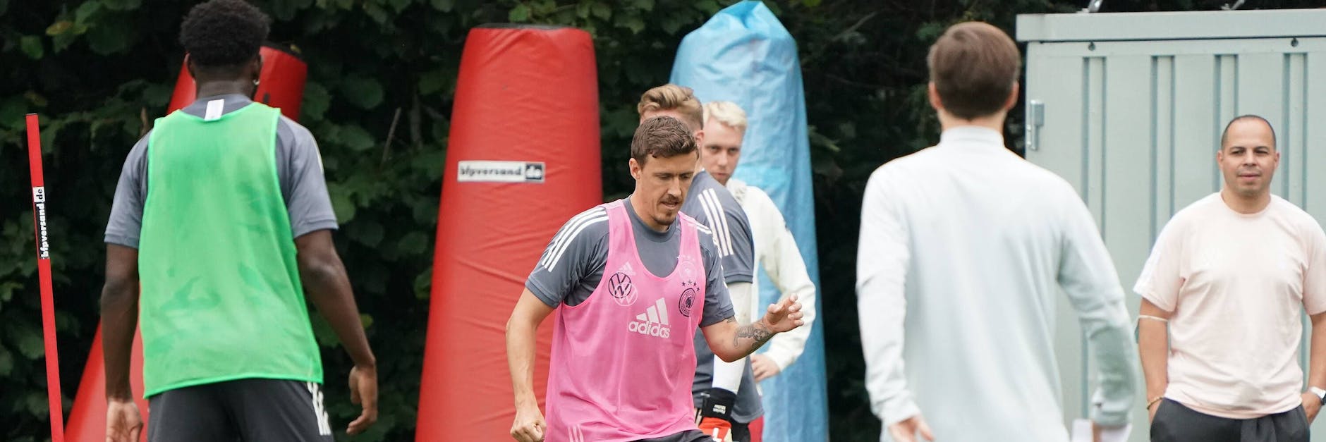 Max Kruse (mit rosa Leibchen) genoss schon vor dem Abflug die Zeit mit den Olympia-Teamkollegen.