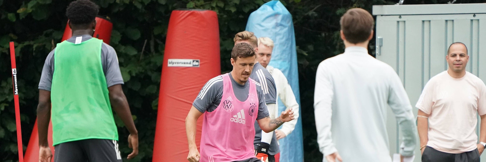 Max Kruse (mit rosa Leibchen) genoss schon vor dem Abflug die Zeit mit den Olympia-Teamkollegen.