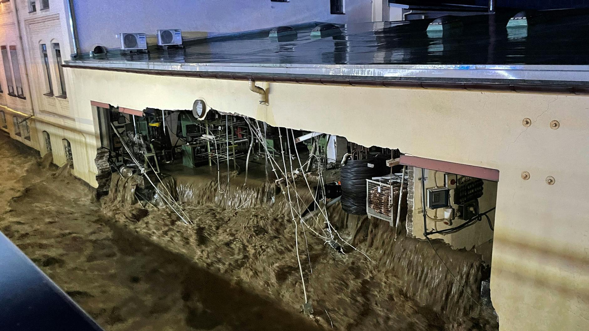 Die Wassermassen haben diese Hauswand eingedrückt und fließen durch das Gebäude.