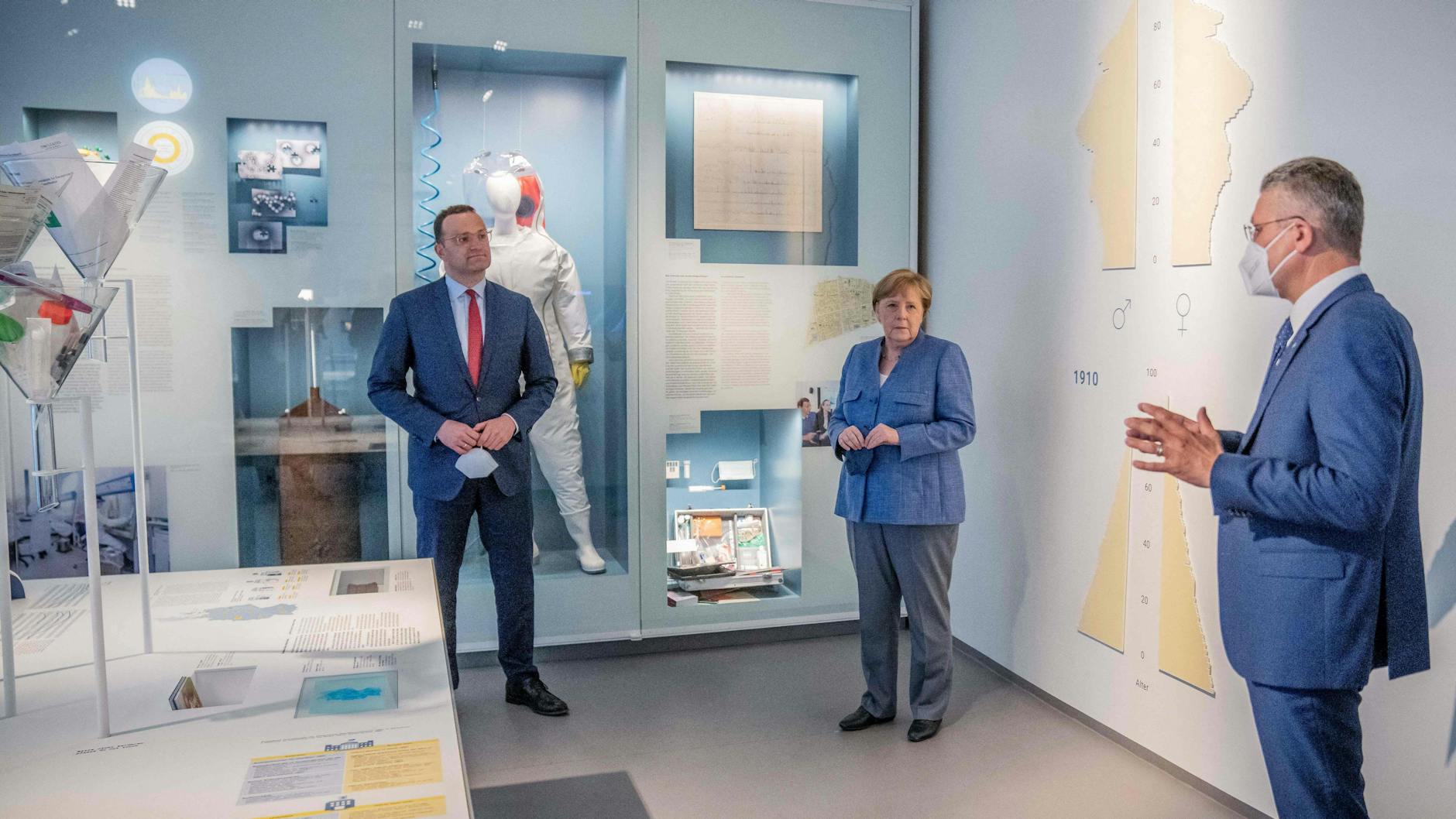Would probably have the same expression as Spahn (left) and Merkel if we were on a museum tour with Wieler (right).