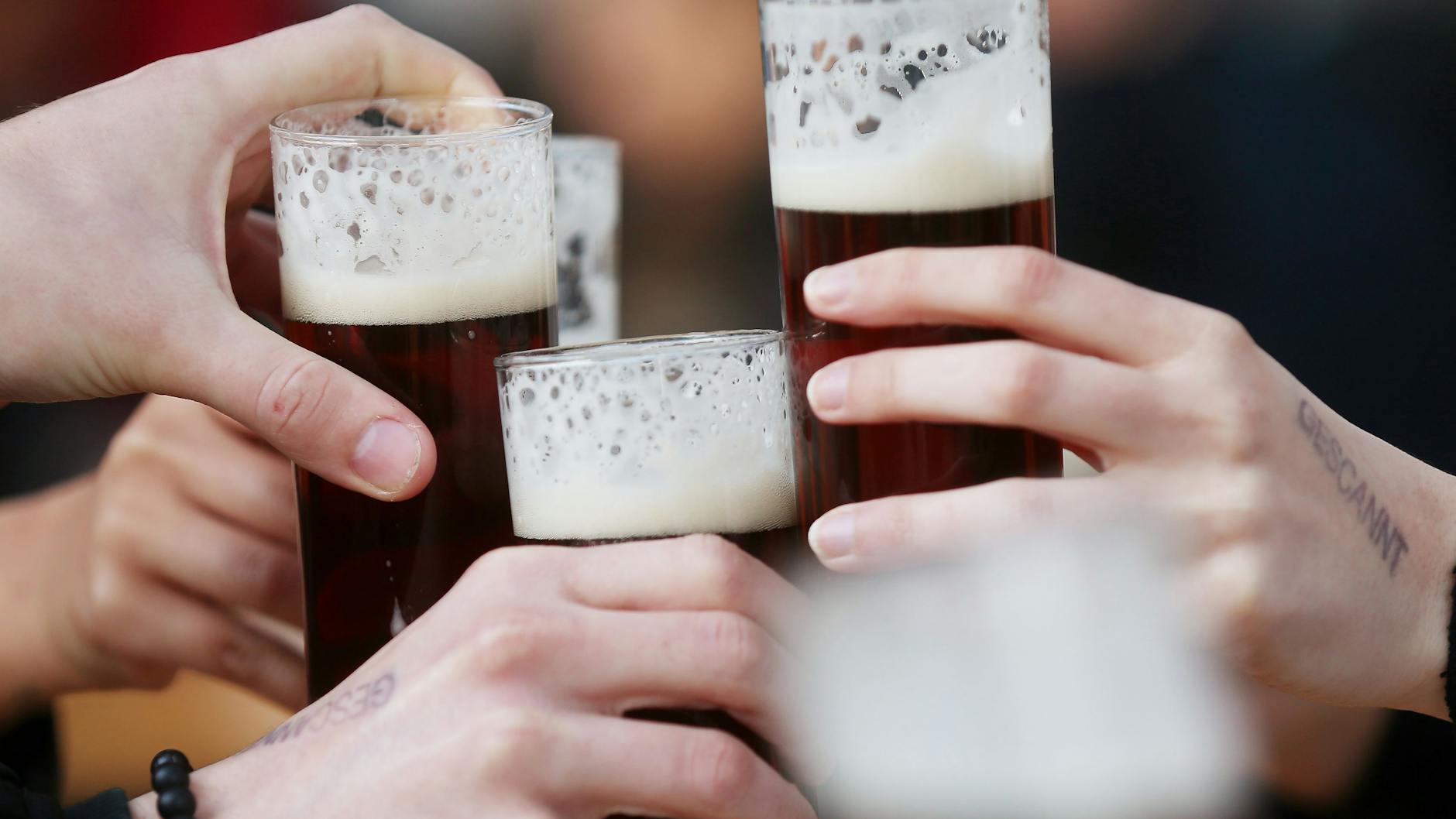 Etwa vier Prozent aller im vergangenen Jahr erstmals festgestellten weltweiten Krebserkrankungen könnten nach Einschätzung einer Expertenkommission mit dem Konsum von Alkohol zusammenhängen.