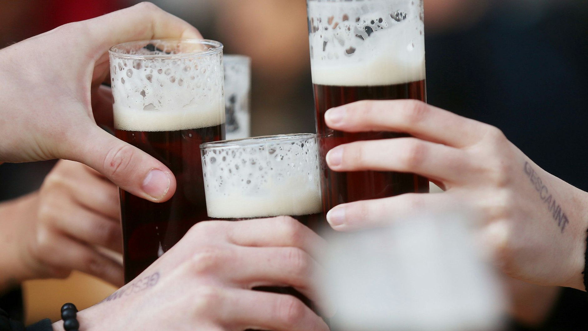 Etwa vier Prozent aller im vergangenen Jahr erstmals festgestellten weltweiten Krebserkrankungen könnten nach Einschätzung einer Expertenkommission mit dem Konsum von Alkohol zusammenhängen.