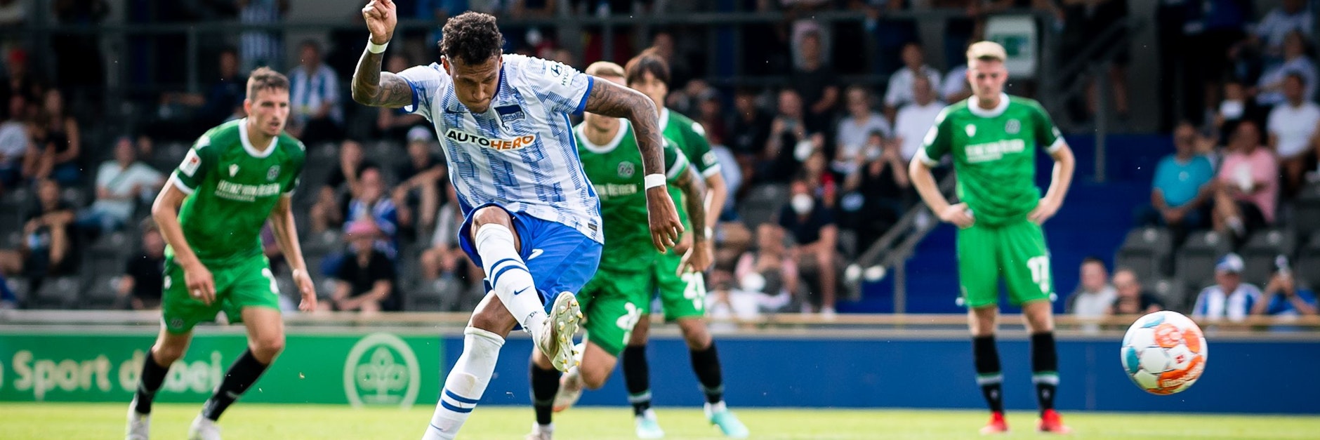 Davie Selke mit seinem dritten Treffer per Strafstoß gegen Hannover.