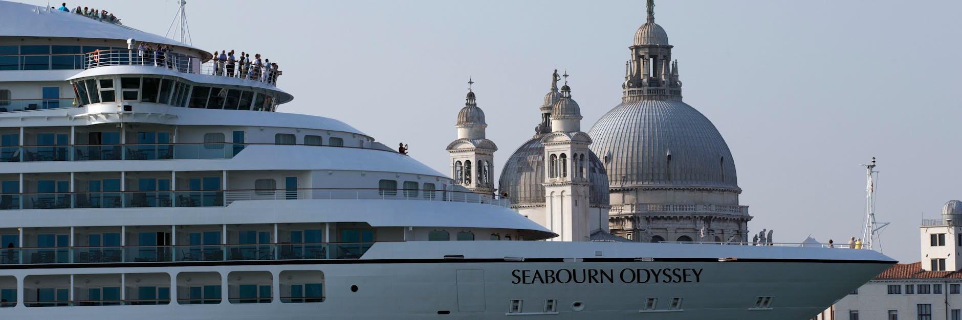 Ein Kreuzfahrtschiff fährt durch den Giudecca-Kanal vor dem Markusplatz in Venedig. (Archivbild)