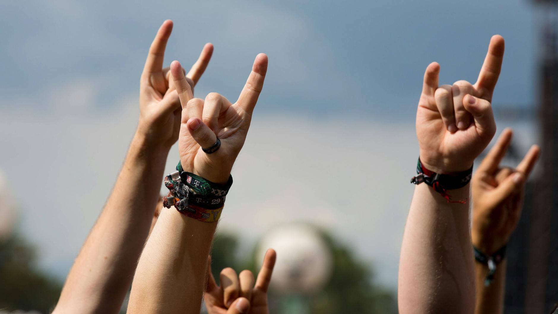 Bei einem Musikfestival im holländischen Utrecht haben sich Hunderte Menschen mit Corona infiziert.
