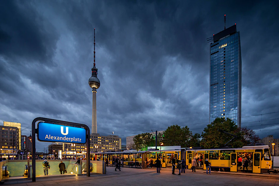 Dunkle Gewitterwolken hängen über dem Alexanderplatz (Archivbild).&nbsp;