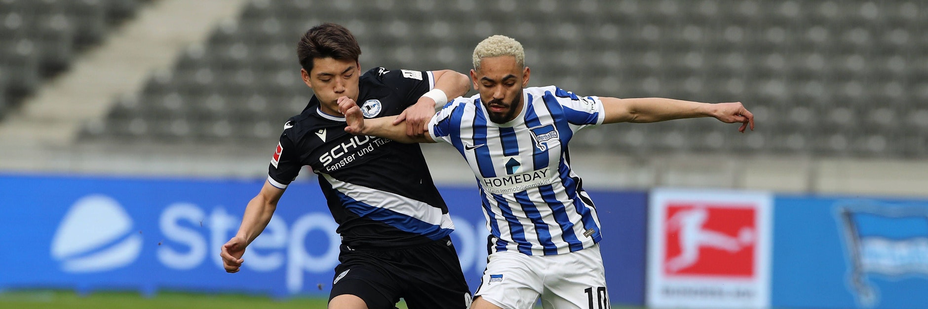 An Herthas Matheus Cunha (r.) wird weiter gezerrt. Nach Leeds United soll nun auch Atalanta Bergamo die Fühler nach dem Spielmacher ausgestreckt haben. 