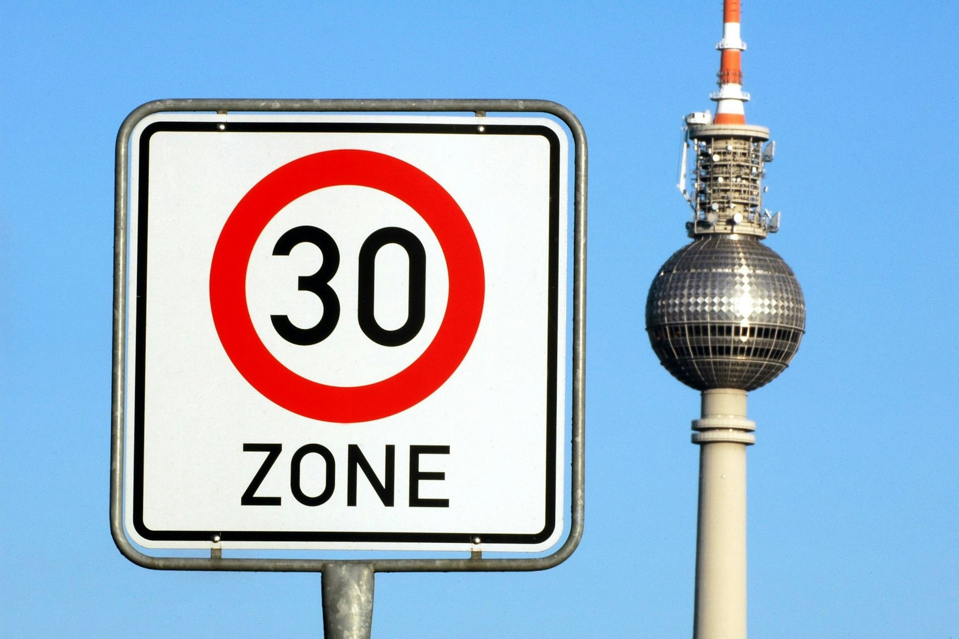 Ein Tempo-30-Schild in Berlin. Auf rund 80 Prozent der Berliner Straßen, rund 5500 Kilometer, gilt die Beschränkung schon. Dazu gehören alle Neben- sowie rund zehn Prozent der Hauptstraßen.